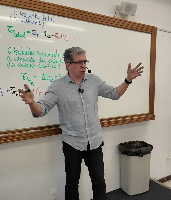 Professor Pinguim explicando física na lousa