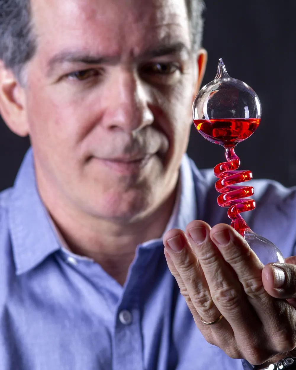 Professor Pinguim conduzindo um experimento de física