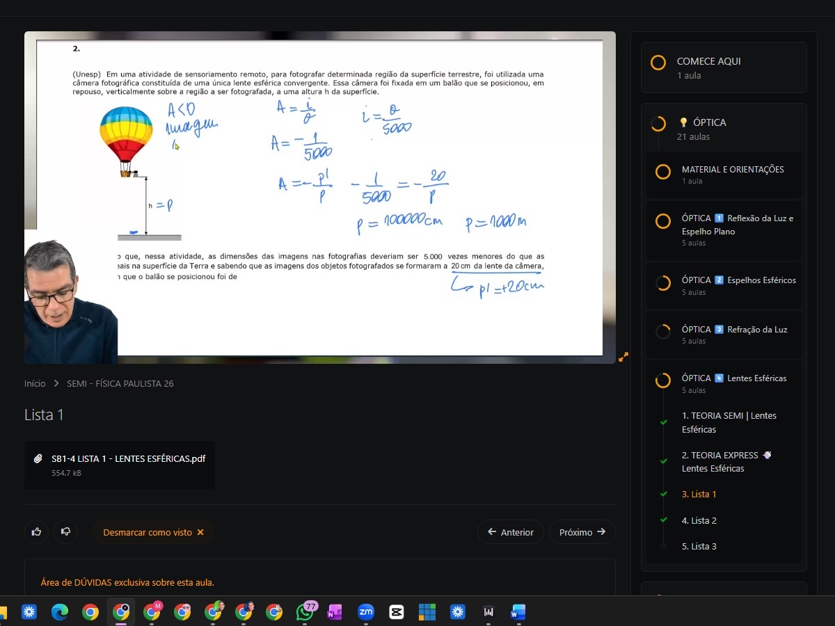 Página de uma aula dentro da plataforma edu.professorpinguim.com.br: à esquerda, a Lista 1 de Lentes Esféricas com uma questão da UNESP sobre balão e câmera fotográfica resolvida em manuscrito azul (com cálculo de ampliação A = -1/5000 e distância p = 1000 m); à direita, o menu lateral com a trilha de Óptica organizada em capítulos (Reflexão, Espelhos Esféricos, Refração, Lentes Esféricas) e as etapas já concluídas marcadas em verde.