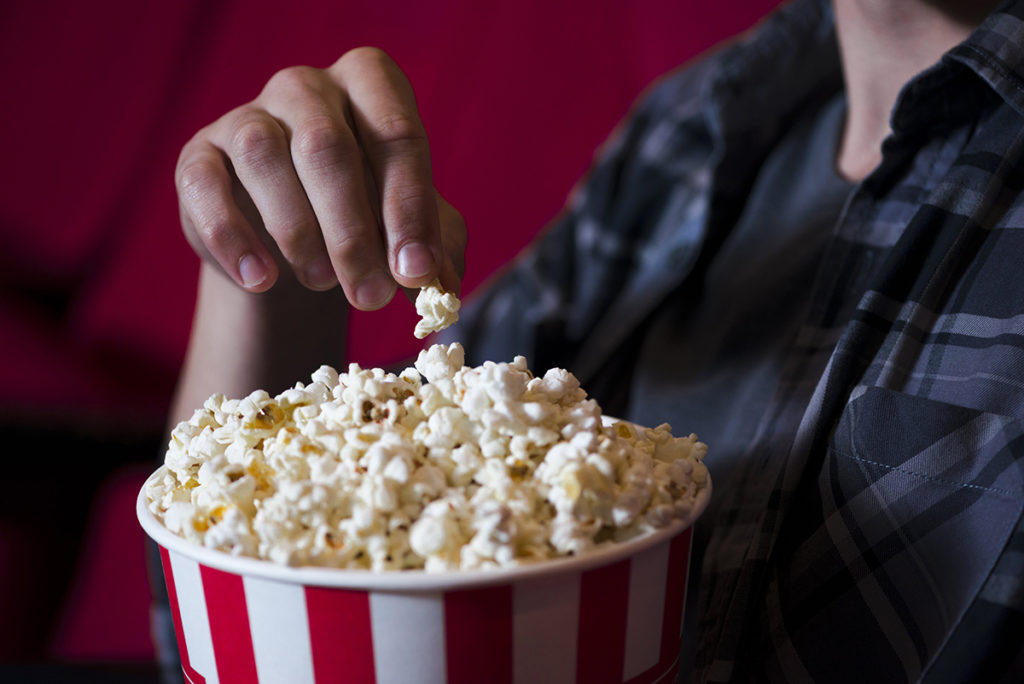 Jakonda popcorn. Человек с попкорном. Ест попкорн. Есть попкорн в кинотеатре. Покорный.