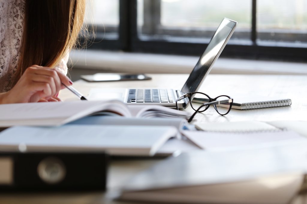 Neste post, vamos resolver alguns exercícios sobre aceleração escalar. Para refrescar a memória, vamos antes revisar alguns conceitos importantes sobre essa disciplina