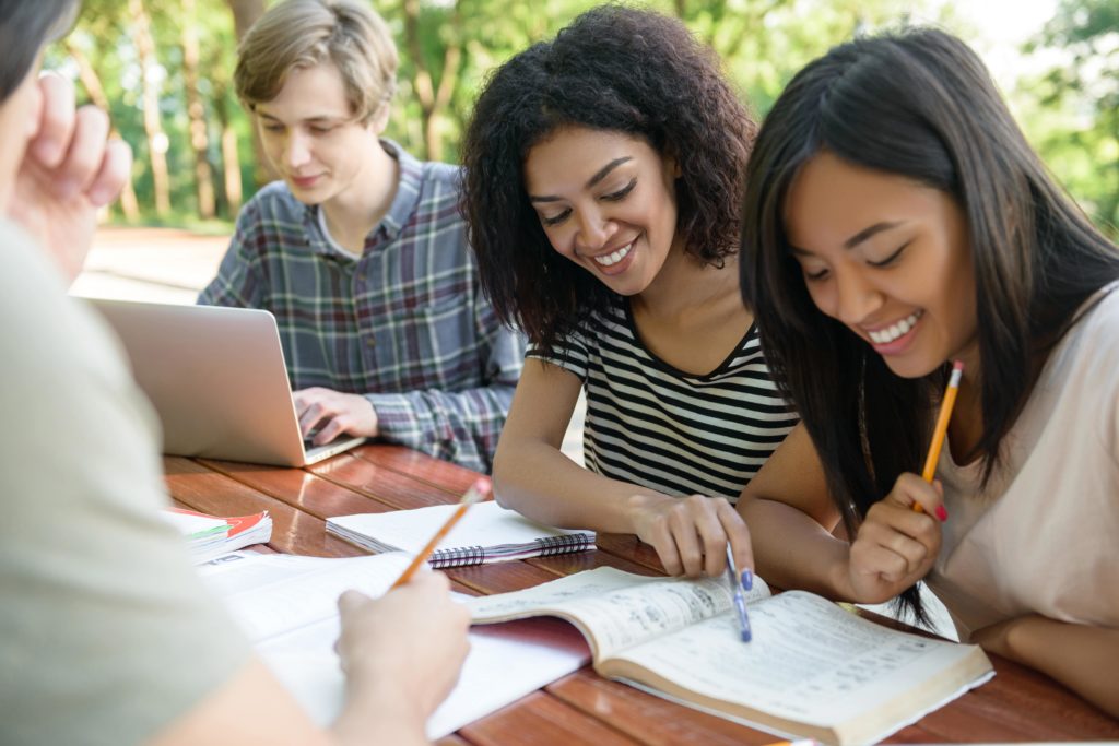 Nesta aula, vamos falar sobre Balística ou Lançamento Oblíquo, que é quando um corpo é lançado de maneira inclinada em relação ao plano horizontal. Acompanhe!