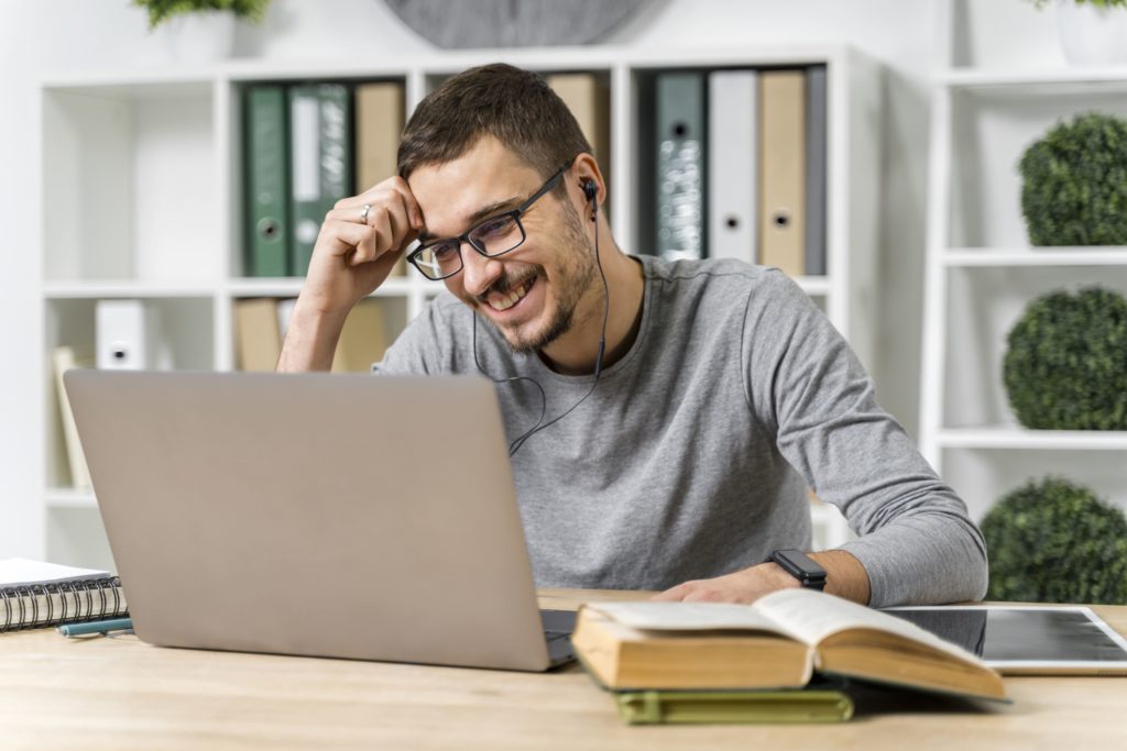 Neste post, vamos praticar algumas questões sobre movimento uniforme. Antes de começarmos a resolução dos exercícios, é importante relembrarmos alguns conceitos e fórmulas. Acompanhe!