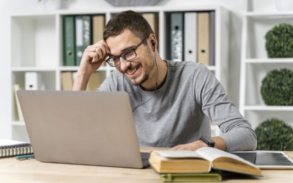 Neste post, vamos praticar algumas questões sobre movimento uniforme. Antes de começarmos a resolução dos exercícios, é importante relembrarmos alguns conceitos e fórmulas. Acompanhe!