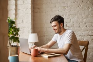 Balança não mede peso! Esse instrumento mede a intensidade da força normal (N) que o corpo troca com ela. Por sua vez, o dinamômetro mensura a intensidade da tração (T). Em ambos os casos, quando o sistema está parado, o peso do corpo (P) será igual - em módulo - a essas forças.