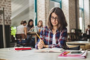 Vamos lembrar que pilhas são geradores. Quando falamos em associá-las, isso significa que vamos ligar o terminal positivo de uma pilha no terminal negativo de outra.