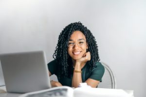 Acontece quando um corpo não consegue deslizar. Quando isso acontece, o atrito se chama estático. Nesse caso, a força resultante no corpo (FR) é nula: